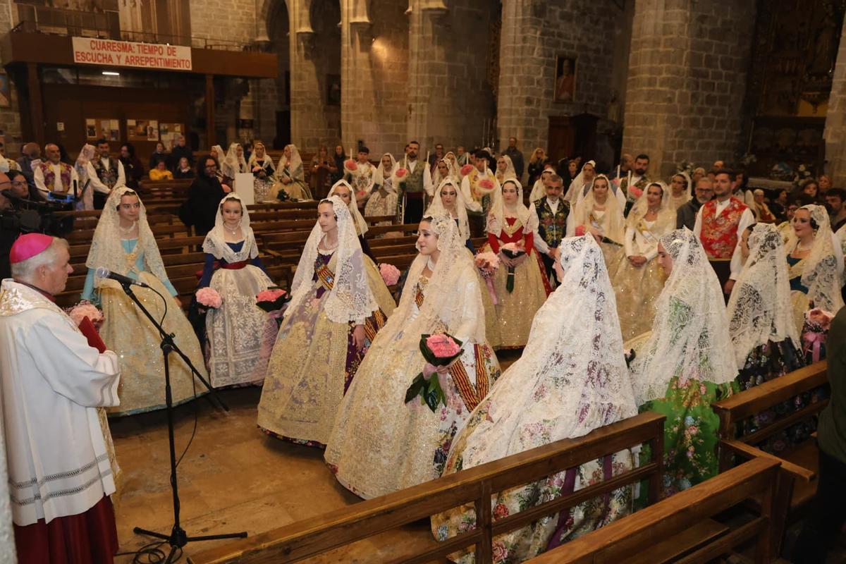 Las falleras mayores de Gandia entregan su ramo en el interior de la Colegiata tras la Ofrenda.