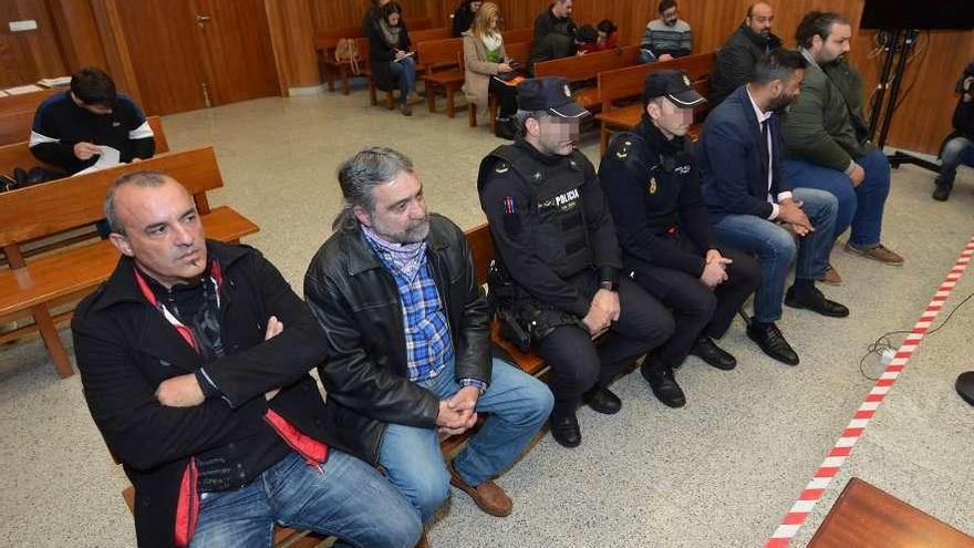 El guarda forestal y el guardia civil en el banquillo con los dos hermanos en el extremo derecho. // G. S.