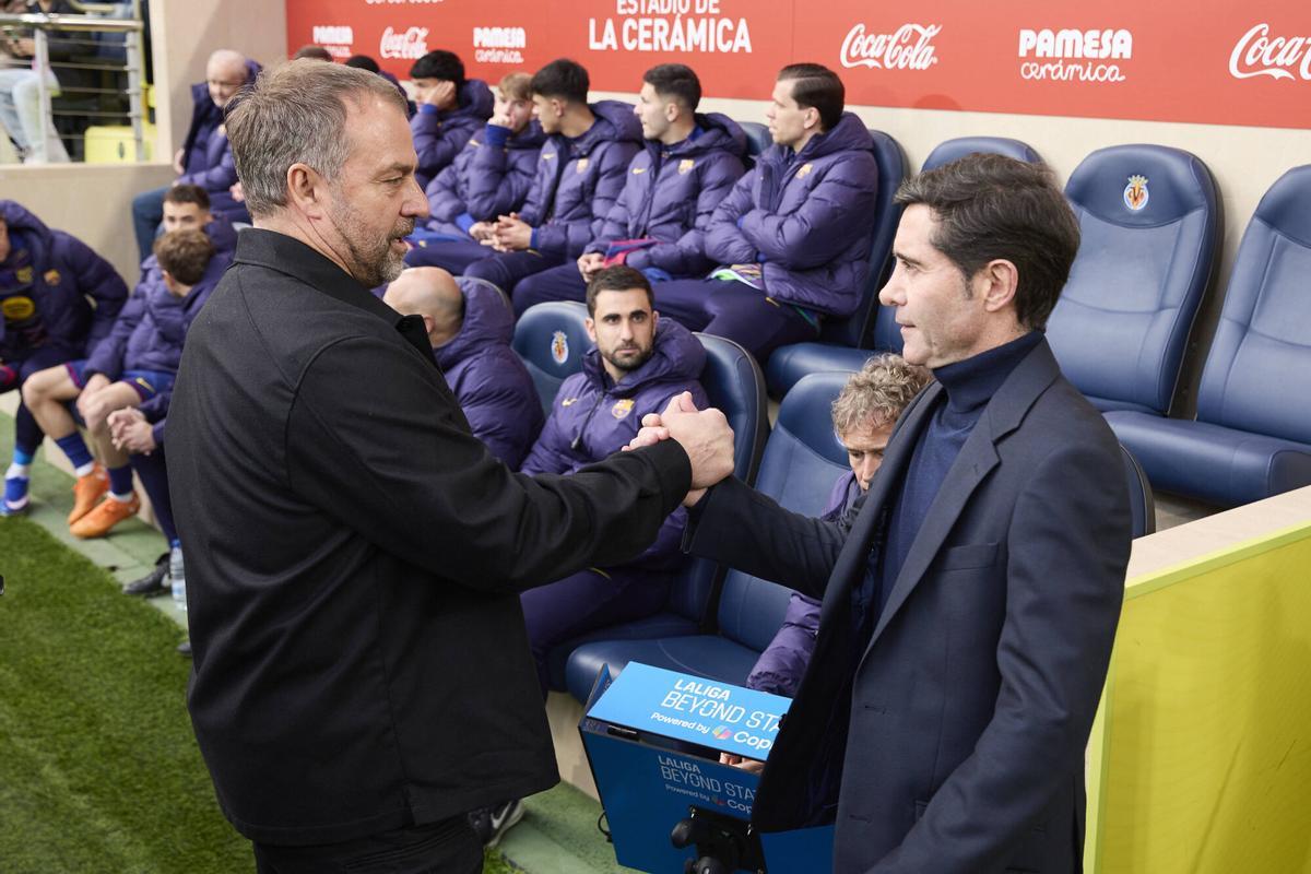 Hansi Flick y Marcelino García se saludan al principio del partido.
