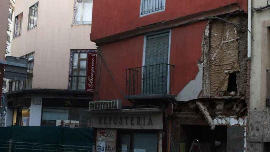 Edificio dañado de la calle de la Feria.