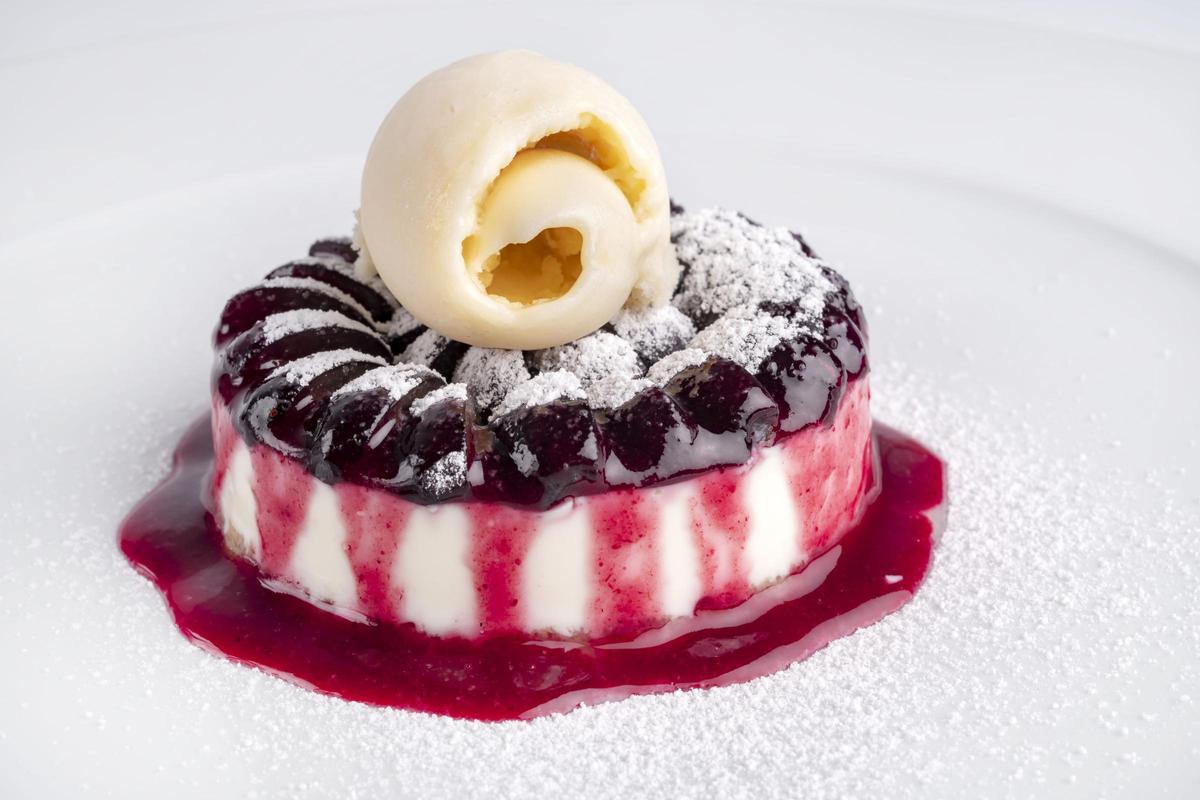 Cremoso de yogur y mascarpone con uvas negras en Doña Filo.