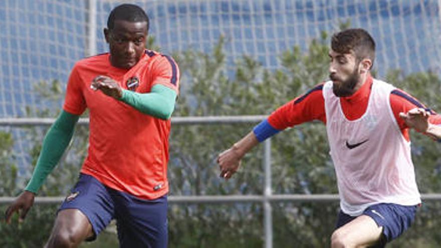 Cuero y José Mari, durante el entrenamiento del equipo en Buñol.