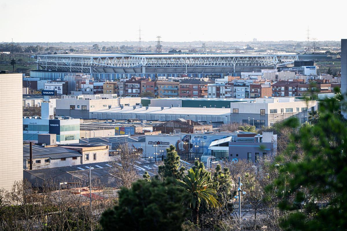 Vista aérea del estadio del Espanyol, junto a los bloques del barrio de la Riera de Cornellà.