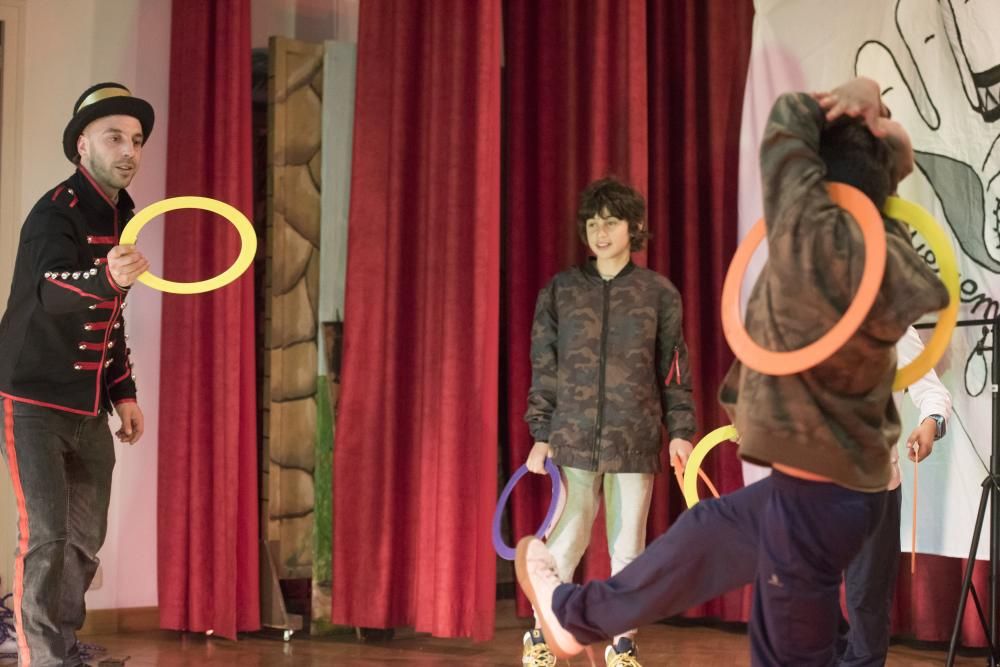 La tarda de circ i teatre a la Llar Sant Joan de Déu mostra el poder transformador de les arts escèniques