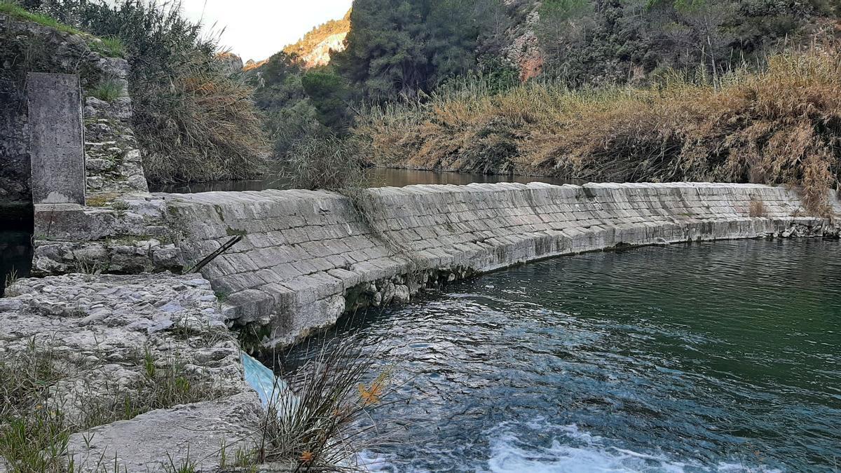 Uno de los azudes del río Serpis en noviembre del 2025.