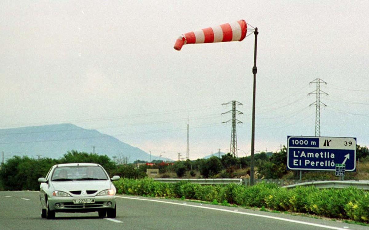 Señal viento en autopista
