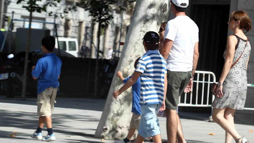 Imagen de una familia paseando.