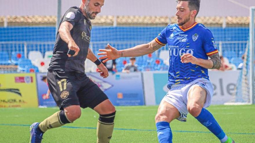 Juanma Ortiz controla el balón ante un jugador rival