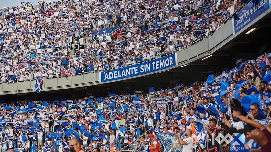 La afición del CD Tenerife se apunta al fútbol en Carnaval