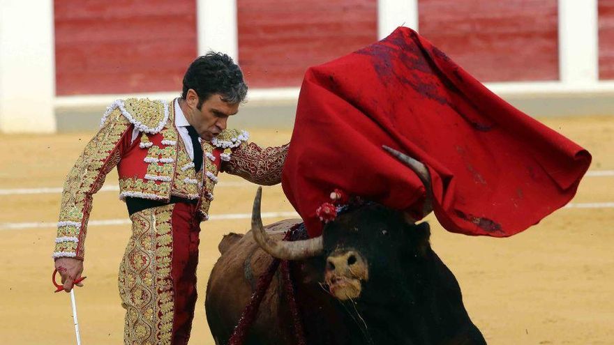 Triunfo de los diestros en el festejo que rindió homenaje a Víctor Barrio en Valladolid