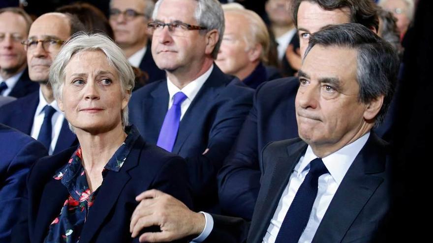 Fillon y su esposa, Penelope, en un acto político en París el pasado domingo.