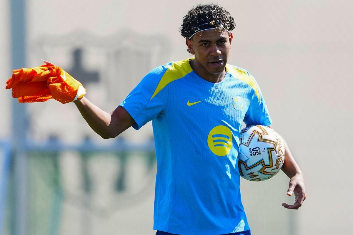 Lamine Yamal, durante el entrenamiento del Barça en la ciudad deportiva este sábado.