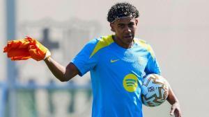 Lamine Yamal, durante el entrenamiento del Barça en la ciudad deportiva este sábado.