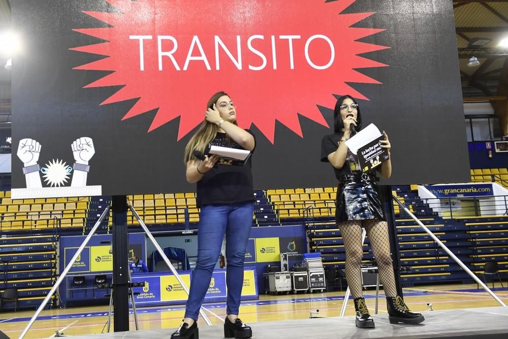 La diputada Carla Antonelli, con estudiantes de Secundaria en el Centro Insular de Deportes