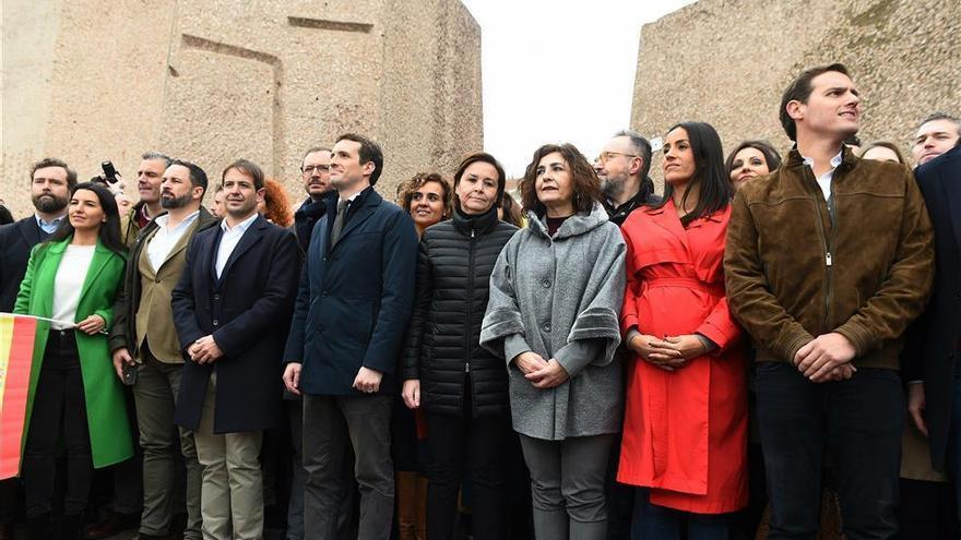 Casado, Rivera y Abascal, en la misma foto al final de la concentración