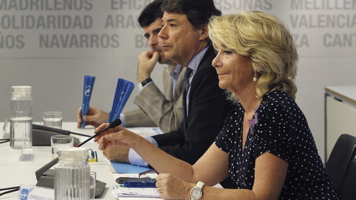 La presidenta del PP de Madrid, Esperanza Aguirre, junto al presidente regional, Ignacio González, durante la reunión que la junta directiva del PP de Madrid.