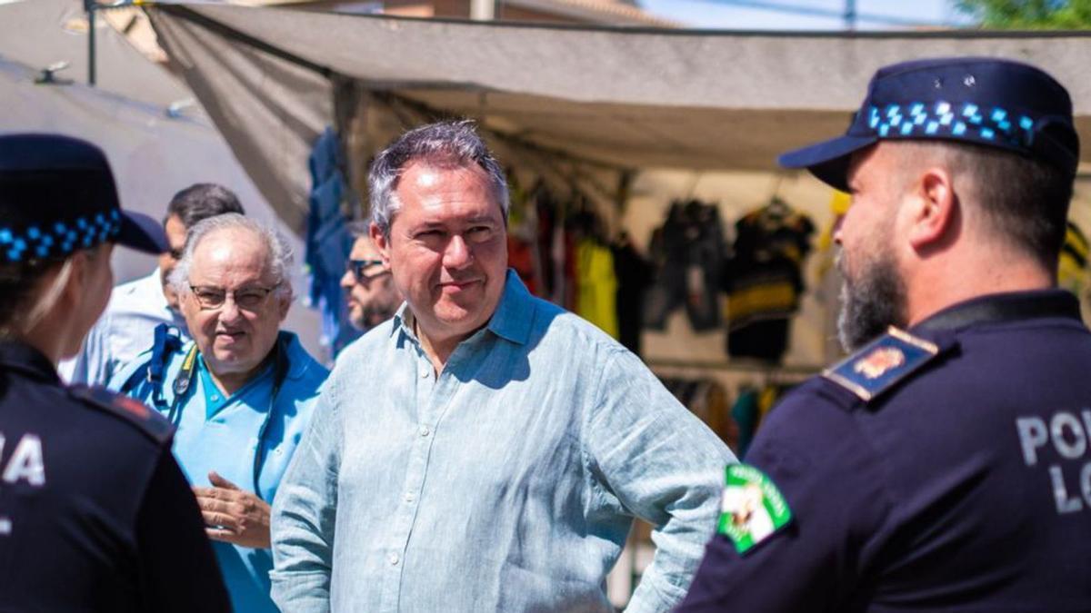 Juan Espadas: En el puesto de mando del incendio de Sierra Bermeja.