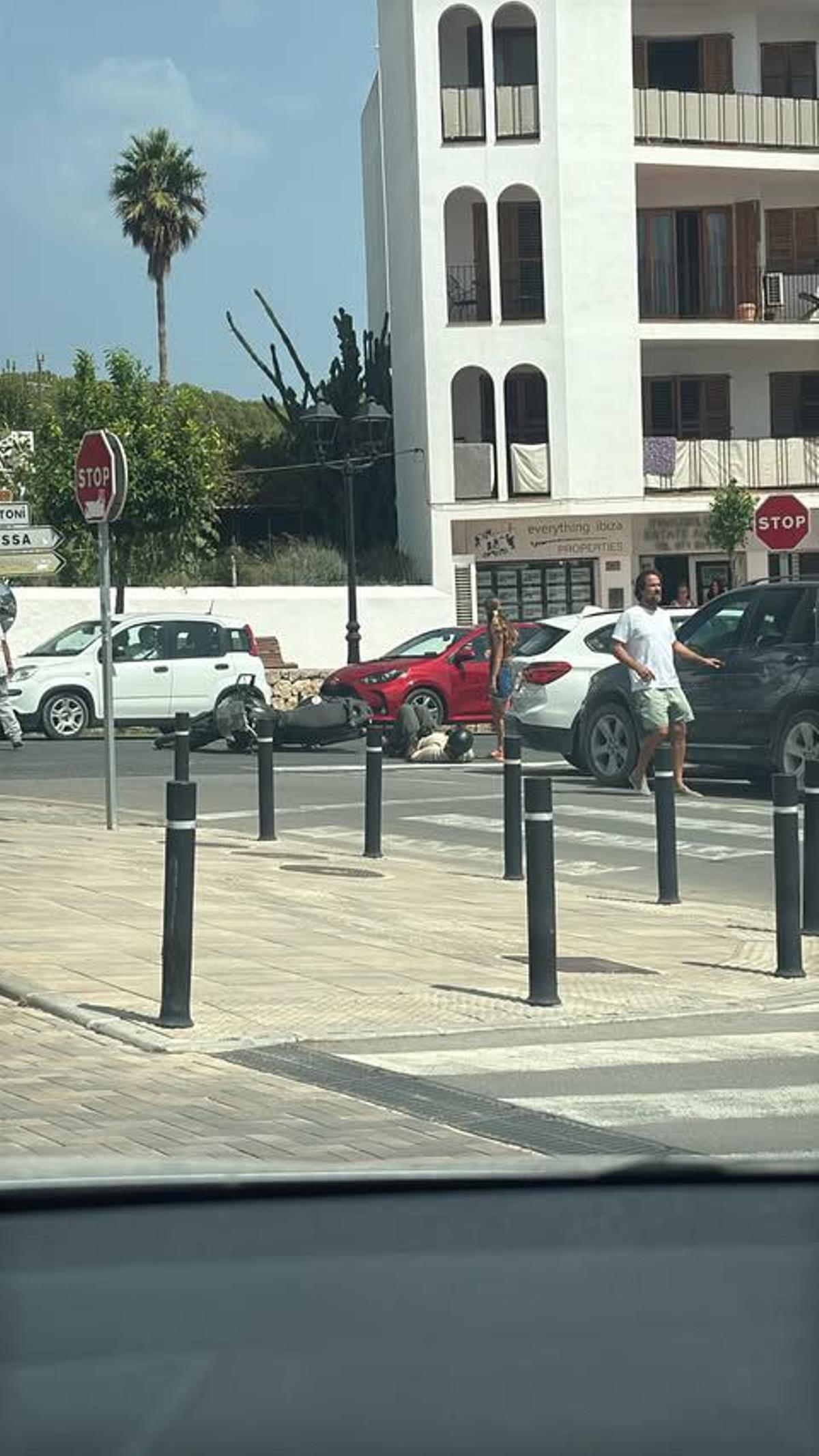 Aparatoso accidente de moto en el pueblo de Sant Josep