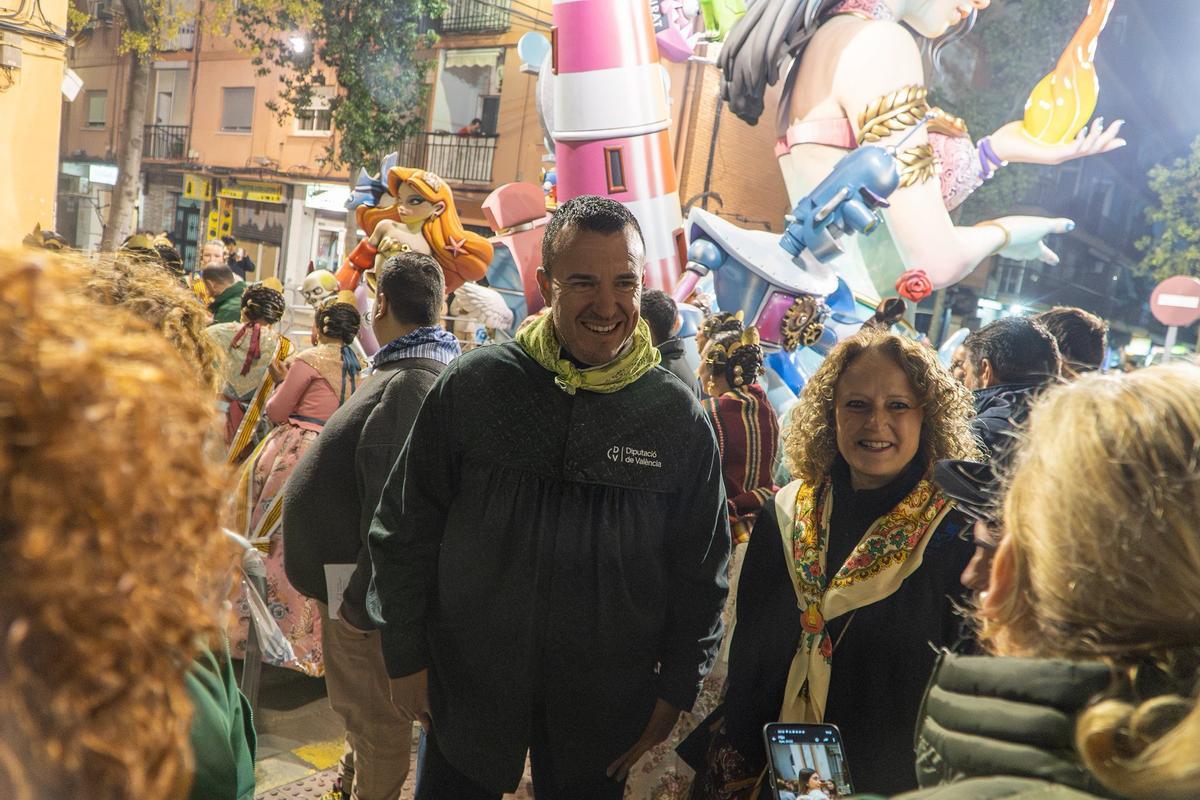 Mompó y Folgado, en la Falla Ángel de Alcázar de Torrent conversando ocn los falleros antes de la Cremà.
