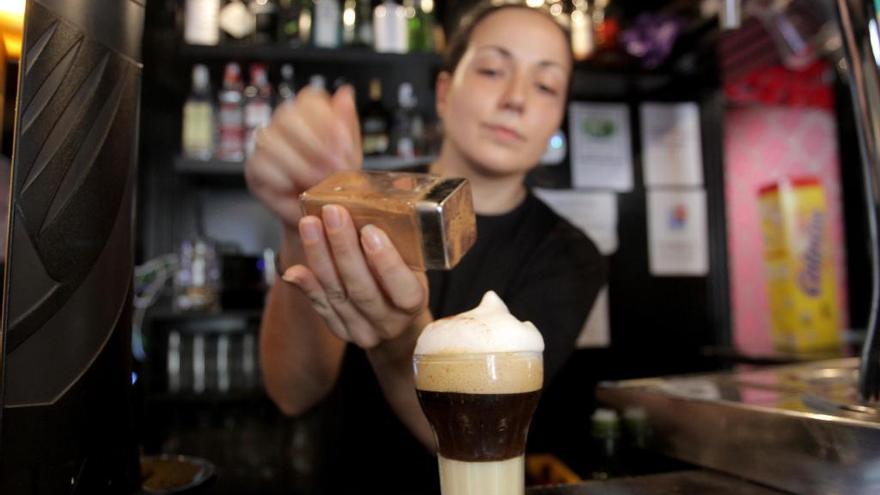 Preparación de un café asiático en un bar del centro de Cartagena.