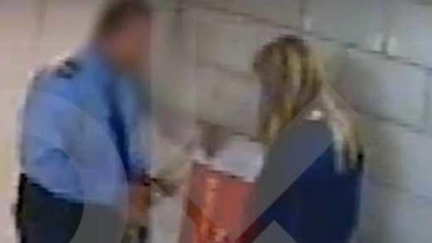 Captura del vídeo de &#039;OkDiario&#039; con el vigilante y Cifuentes.