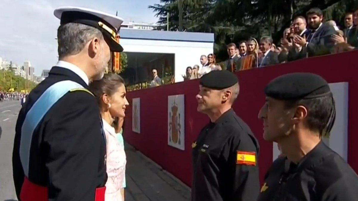 Los reyes Felipe y Letizia con el paracaidista accidentado en el desfile de este 12 de octubre