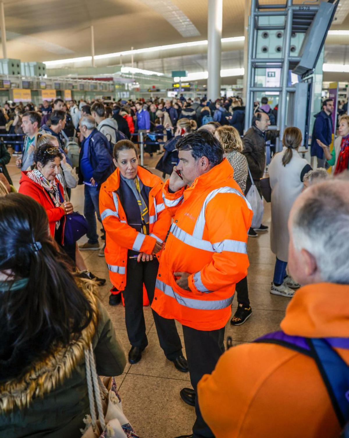 Caos al Prat pel mal temps i la vaga d’Iberia: tornada a Bilbao en autobús i maletes a les Canàries