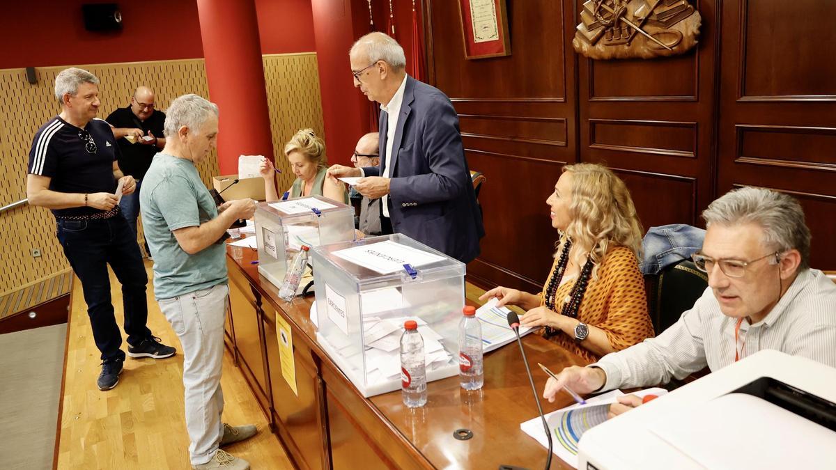 Colegiados votando este sábado en las elecciones a decano del Icamur.