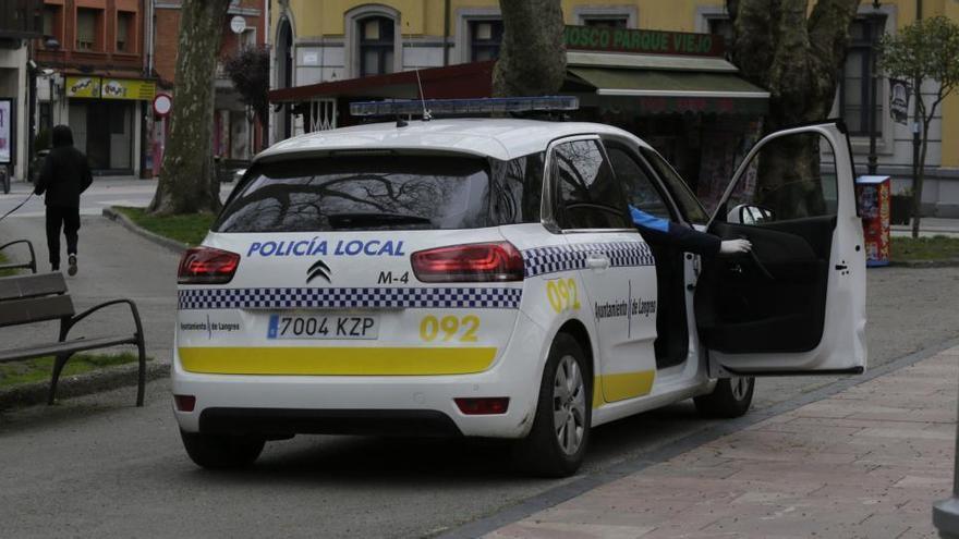 Una conductora embiste a un árbol y tres coches en La Felguera y luego se da a la fuga