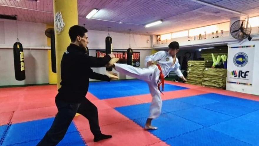 Javier Linero ya es cinturón negro de Taekwondo