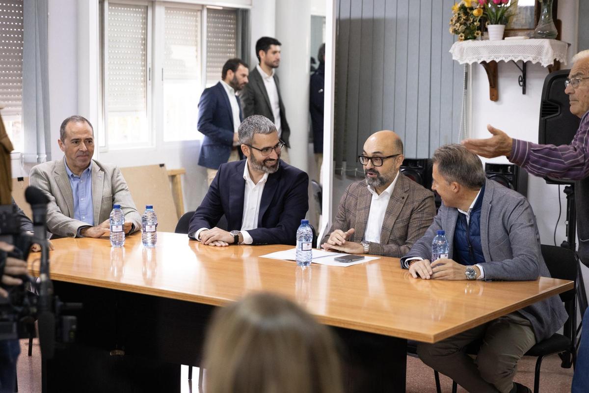 Reunión del delegado del Gobierno, Francisco Lucas, y el presidente de Adif, Pedro Marco de la Peña, en la Asociación de Vecinos de La Torrecilla, el pasado mes de noviembre