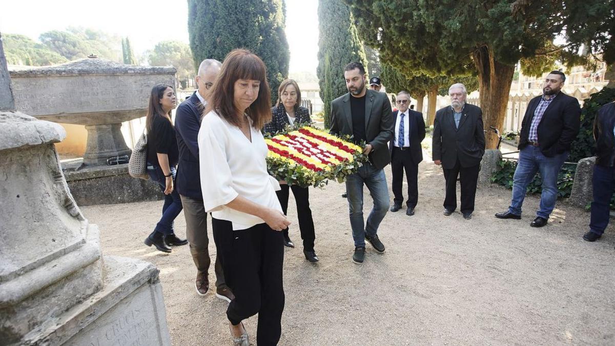 Girona recorda als difunts amb una ofrena floral | MARC MARTÍ