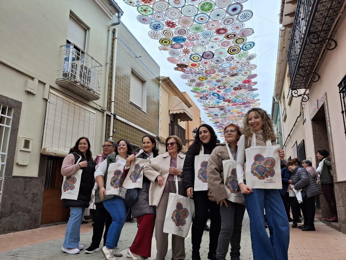 Las mujeres transforman Els Poblets: 1.400 mandalas se entrelazan sobre el Carrer Major (imágenes)