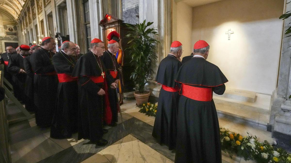 Cardenales, ayer por la tarde, ante la tumba del papa Francisco.