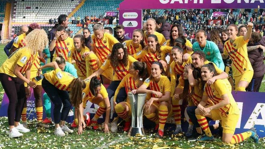 Las jugadoras del Barcelona celebran el título logrado ante la Real Sociedad. // J.M. García