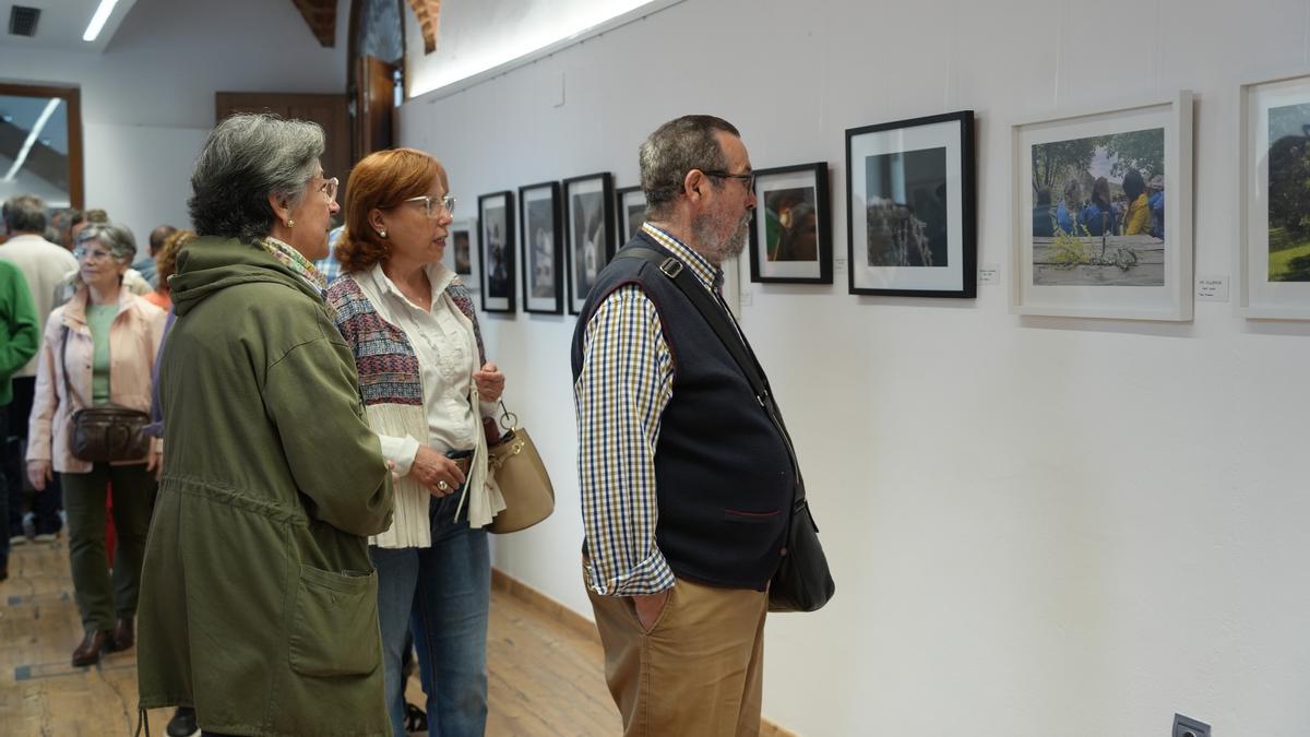 Varios de los asistentes a la exposición.