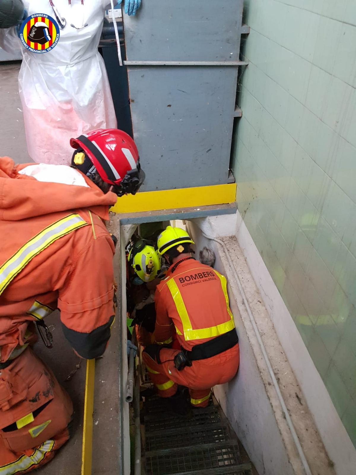 Un hombre se precipita desde 4 metros de altura en un accidente laboral ...