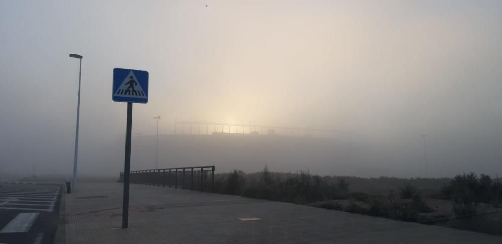 Elche también ha amanecido con una densa niebla