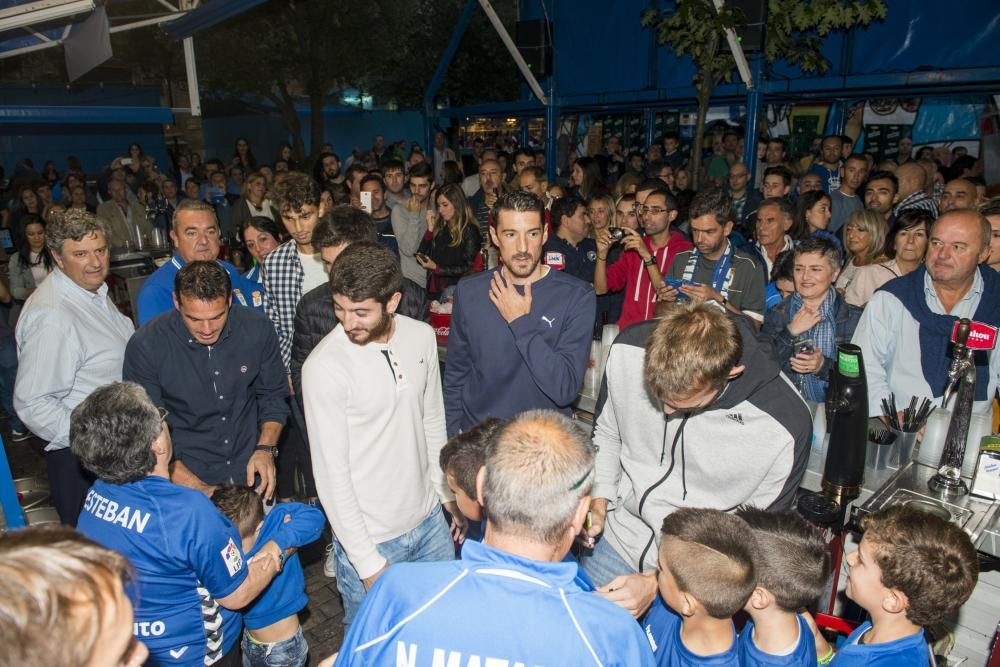 Jugadores del Real Oviedo visitan el chiringuito de la APARO en San Mateo