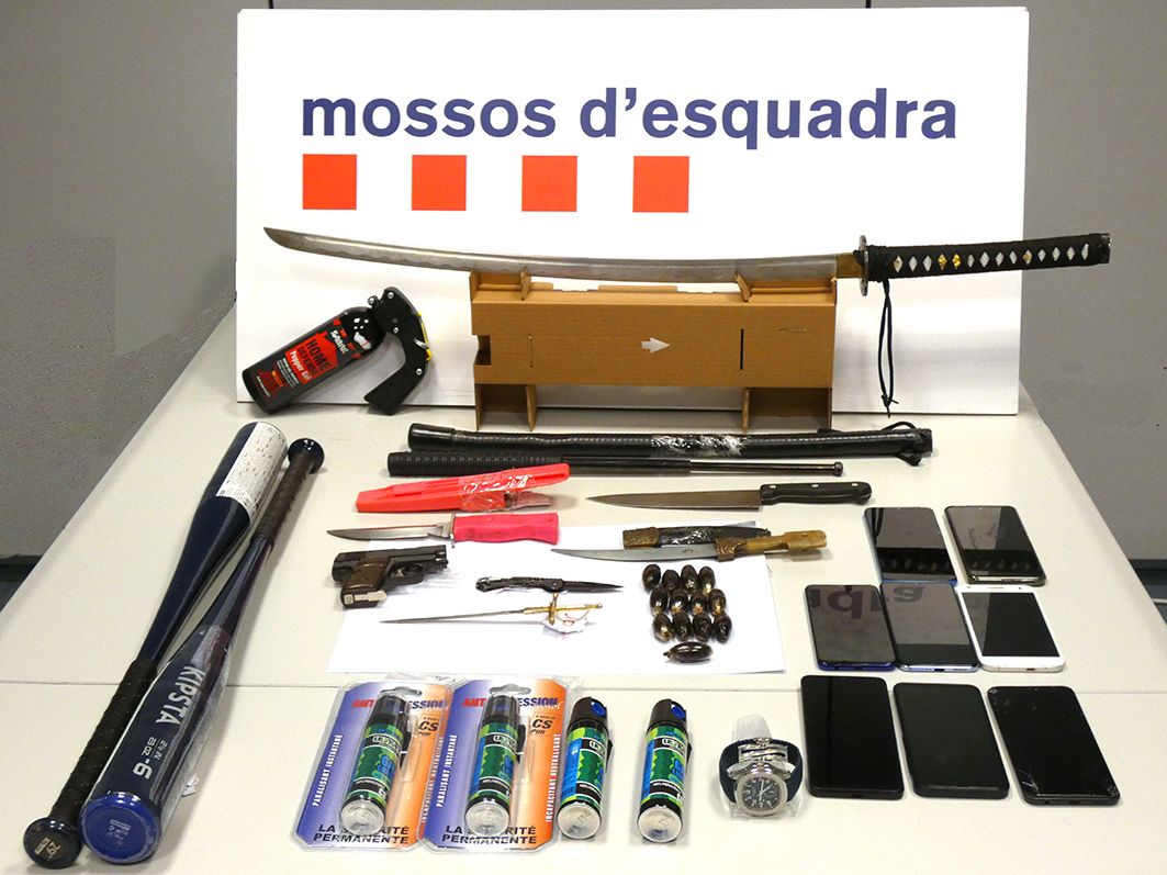 Material intervenido por la policía catalana durante la detención de cuatro personas que se pelearon con armas blancas en marzo en Badalona