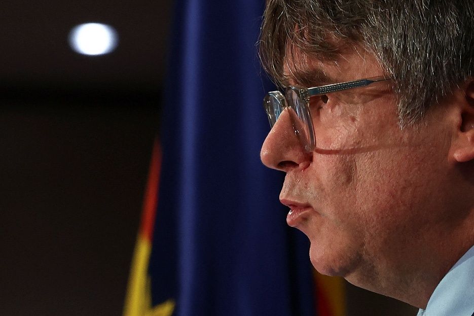 La roda de premsa on Puigdemont ha fixat les condicions de Junts per a la investidura de Sánchez, en fotos