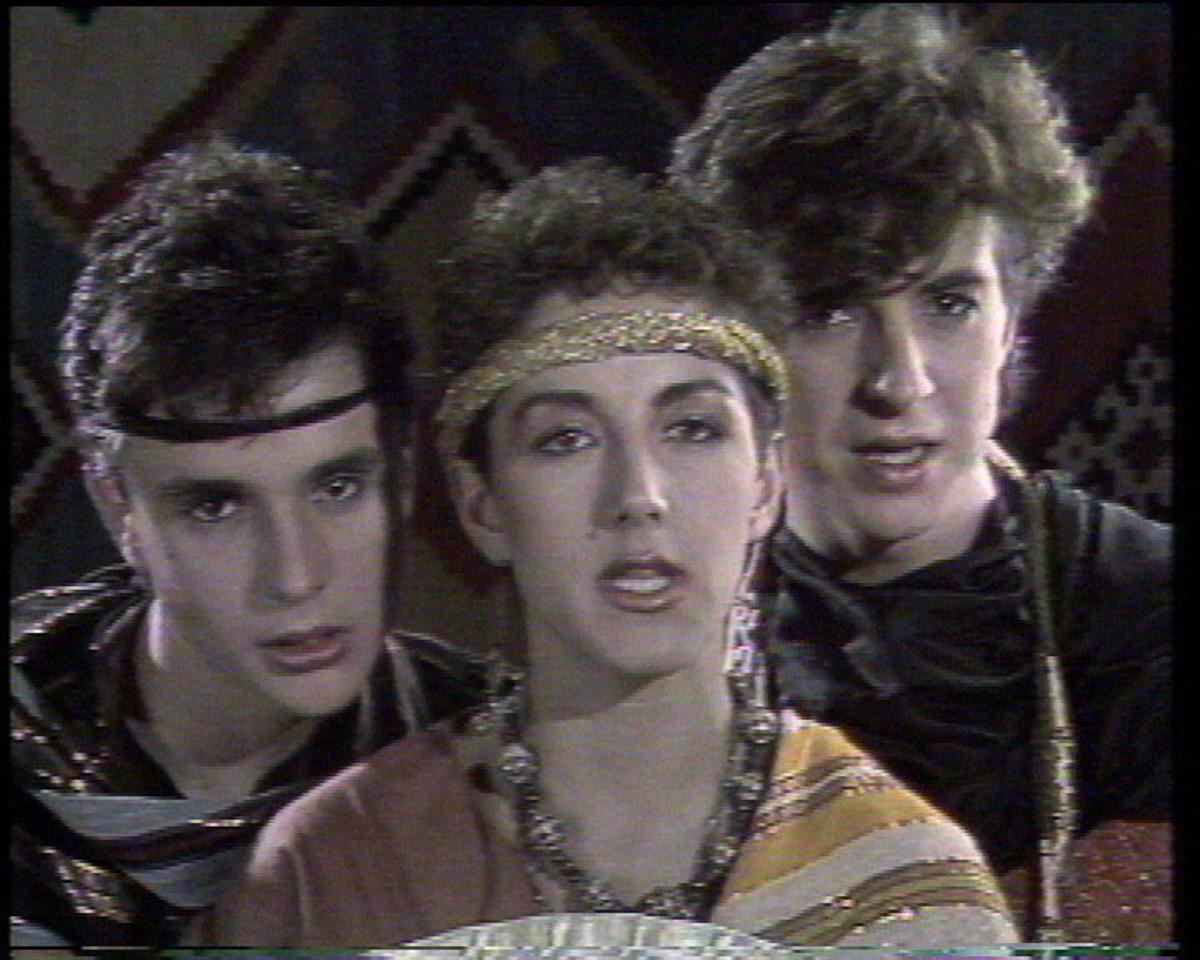 TELEVISION  TV3 RECORDARA  AQUESTA TARDOR COM ERA SER JOVE ALS VUITANTA  EN  LA  IMAGEN MECANO. PROGRAMAS TELEVISION , PTV , DOCUMENTALES TV , COM ERA SER JOVE ALS VUITANTA  , TV3 , AÑOS 80 , AÑOS OCHENTA , JUVENTUD , DECADA DE LOS OCHENTA , GRUPOS MUSICA , GM " MECANO " , DE IZ A D NACHO CANO , ANA TORROJA Y JOSE MARIA CANO _ FOTOGRAMA