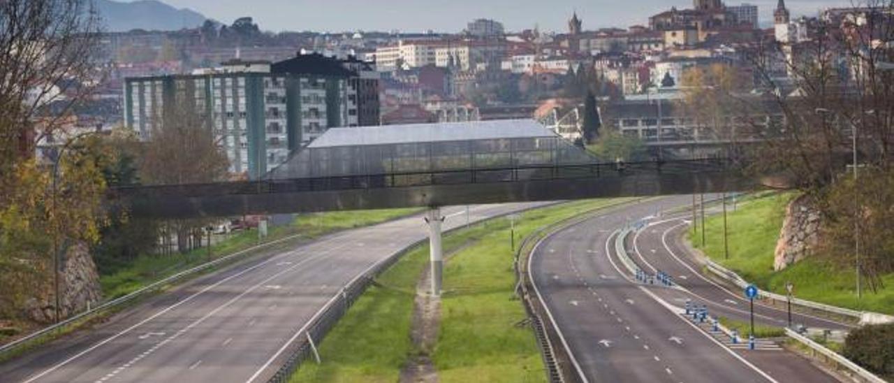 La entrada a Oviedo por la &quot;Y&quot;, vacía durante el corte.