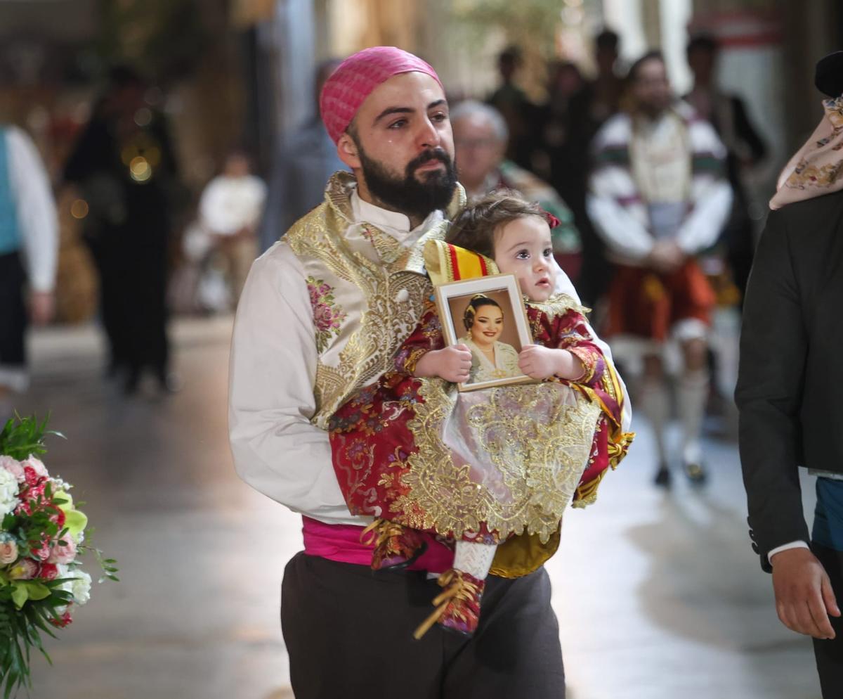 Ximo López, marido de Nerea Reyes, portando a la hija de la pareja Chloe quien llevaba un retrato de su madre.