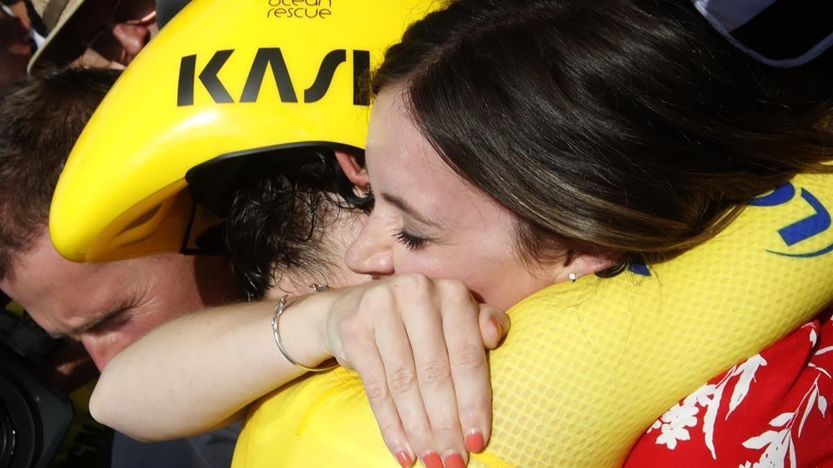 segea44475987 sarah elen hugs her husband britain s geraint thomas  wearin180728185432