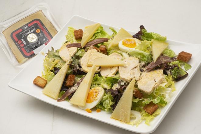 Ensalada César con queso Roncal