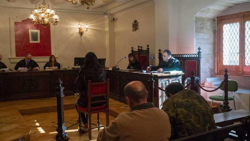 La secretaria testifica en presencia de los acusados, el presidente de la Junta Agropecuaria y su hermano.