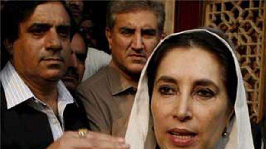 Benazir Bhutto exige a Musharraf que abandone la presidencia de Pakistán