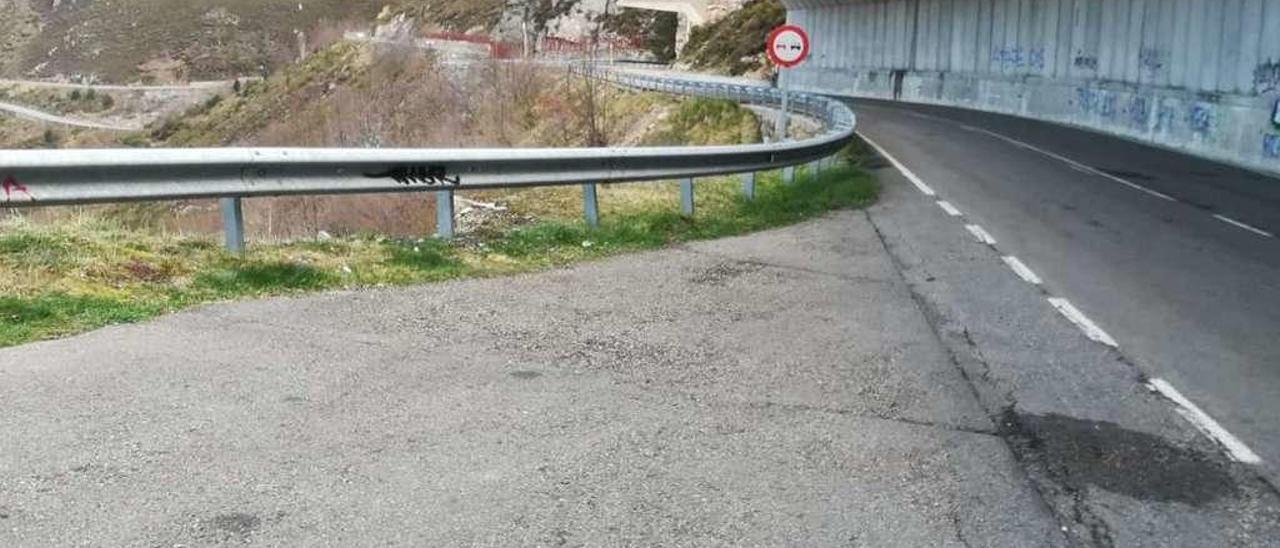 La carretera del puerto de San Isidro, ayer.