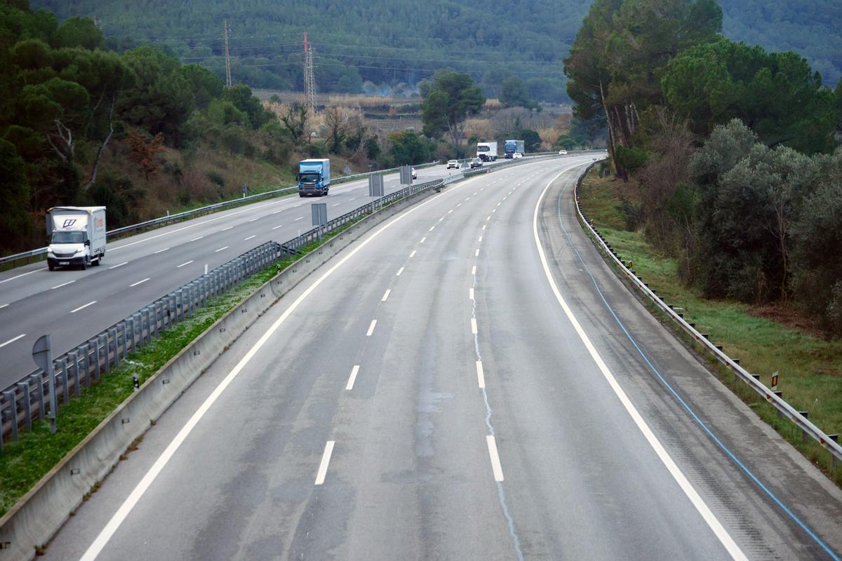 La AP-7 cortada por los trabajos de recuperación de las vías a la altura de Gelida.